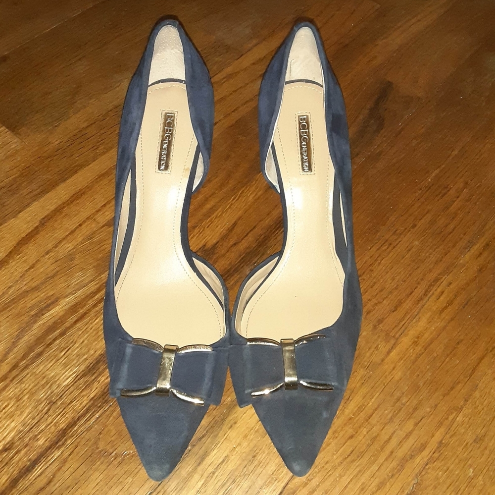 BCBGeneration 3 inch pumps size 9